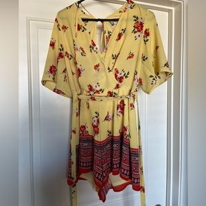 Yellow floral jumper with tie at waist. Cute and casual. Size Large.